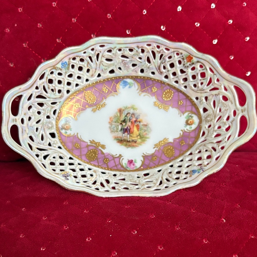 This is a Schumann Arzberg Bavaria reticulated porcelain oval dish.